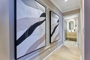 Căn hộ, 1 giường cỡ queen | Phòng tắm | Buồng tắm vòi sen, máy sấy tóc, khăn tắm, xà phòng 