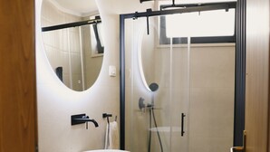Shower, hair dryer, towels, soap - Casa Casolare by The Residence (Šibenik)