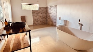 Nhà gỗ Deluxe, quang cảnh sông | Phòng tắm | Bồn tắm và buồng tắm vòi sen riêng, đồ dùng nhà tắm miễn phí 