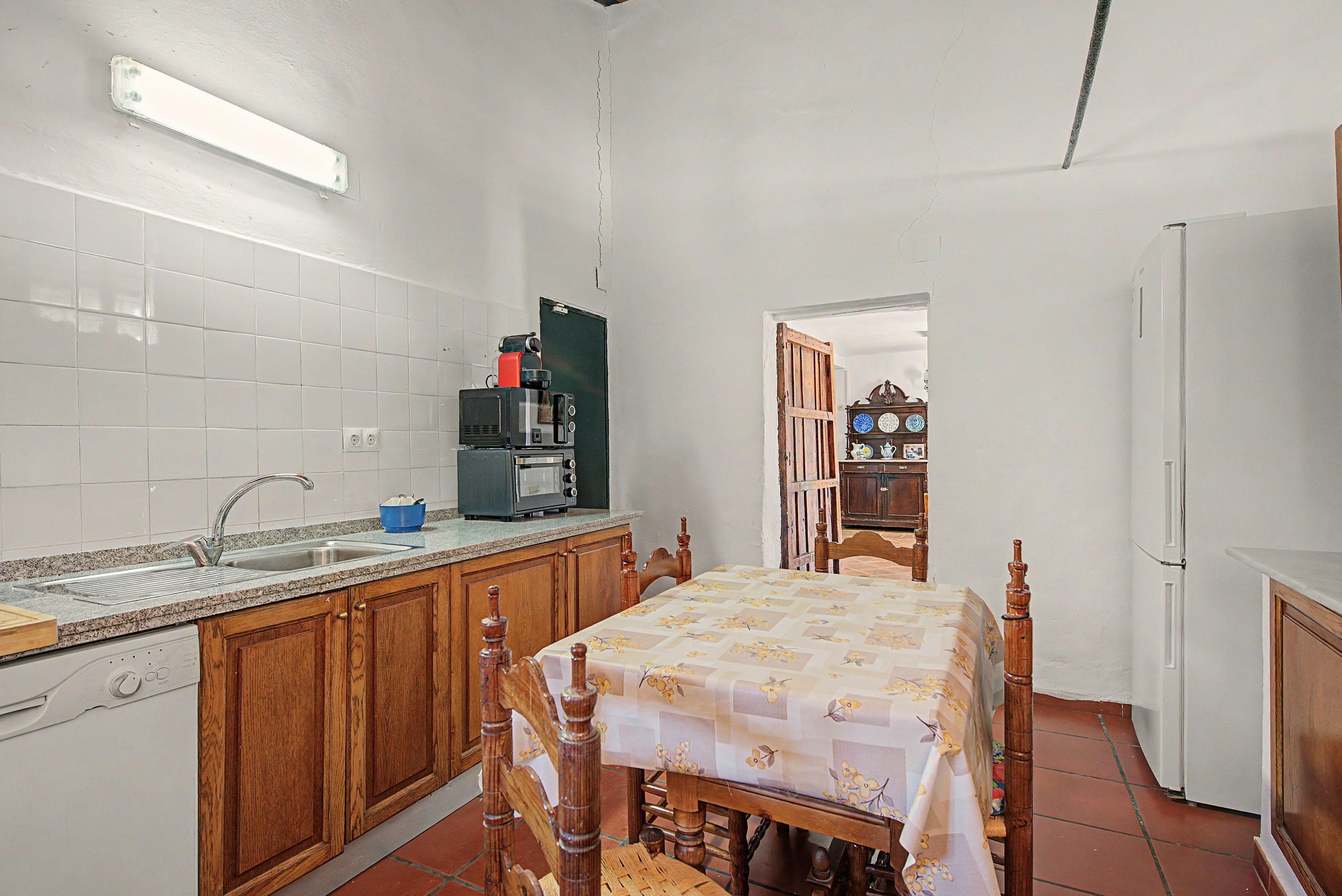 Cocina compacta con pileta, tostadora y cafetera.