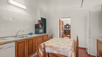 Cocina compacta con pileta, tostadora y cafetera.