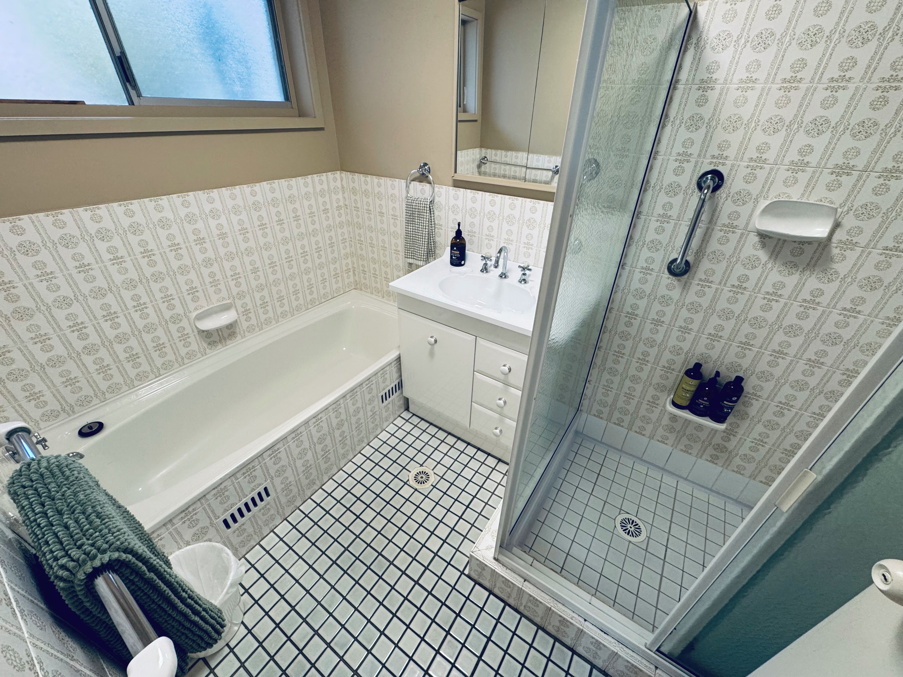 Un baño con bañera, ducha y lavabo.