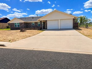 Exterior - 4-bedroom Work Crew in Big Spring with AC (Big Spring)
