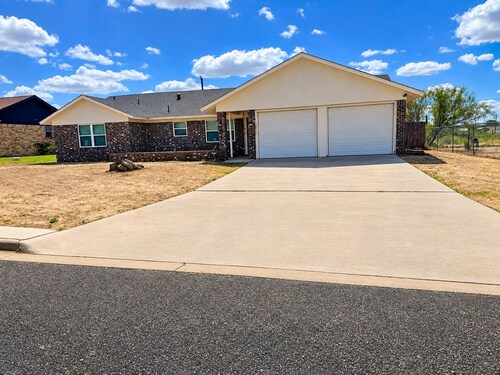 4-bedroom Work Crew in Big Spring with AC