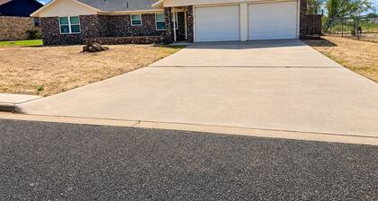 4-bedroom Work Crew in Big Spring with AC