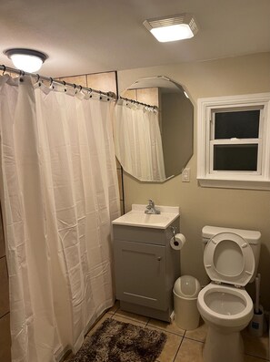 Haartrockner, Handtücher, Toilettenpapier