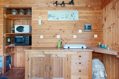 Les Baladins Guest House: Mountain View, Private Terrace, Wi-Fi, Open Year-Round