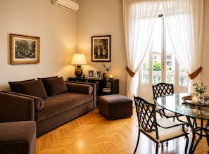 Luxury Apartment | Living area | 50-inch flat-screen TV with satellite channels, Netflix - Casa Rubinacci (Napoli)