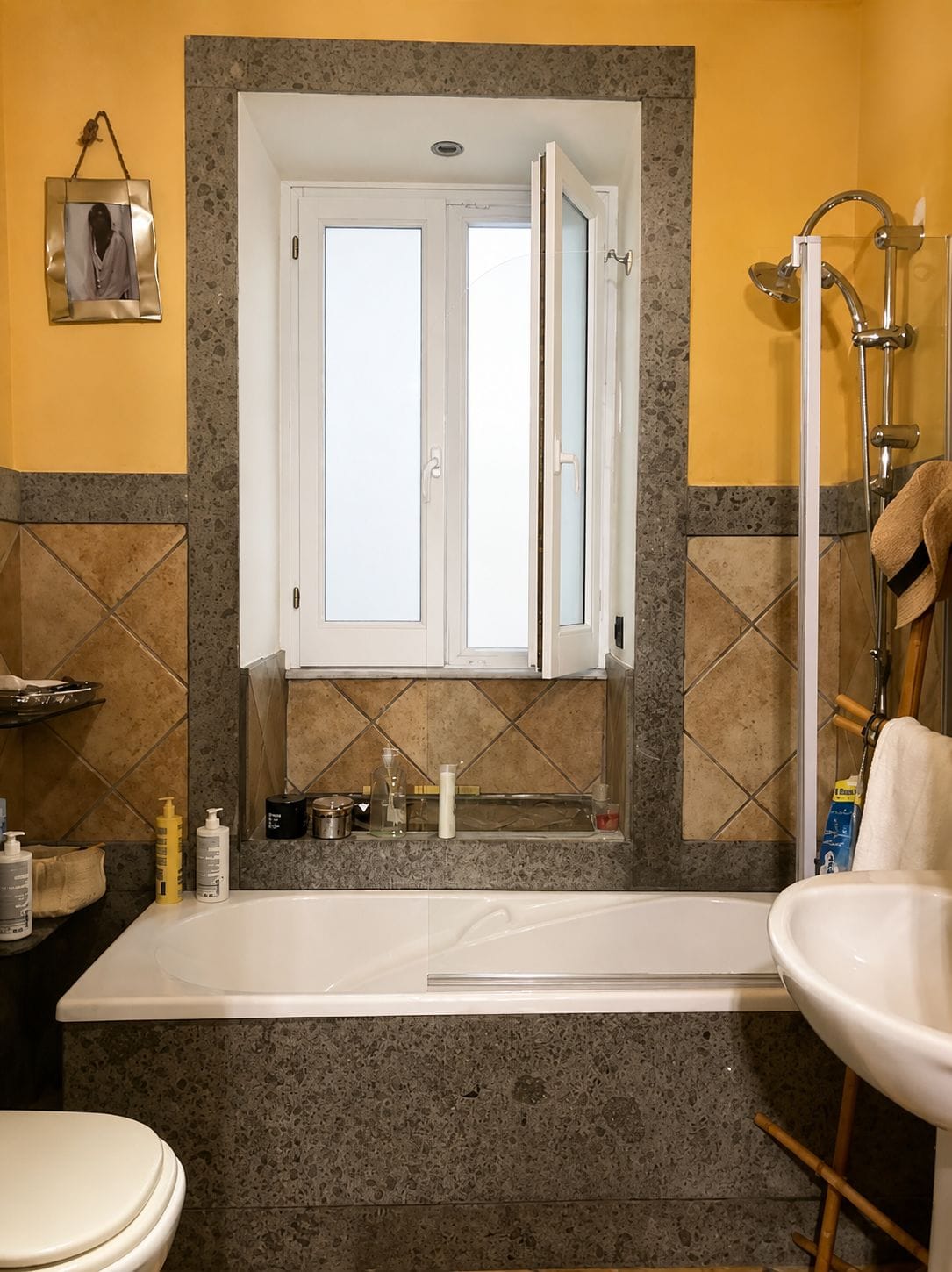 Un baño con bañera, ducha e inodoro.