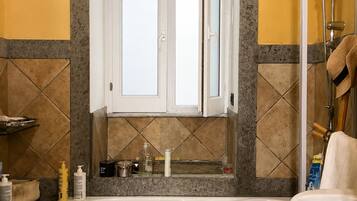 Un baño con bañera, ducha e inodoro.