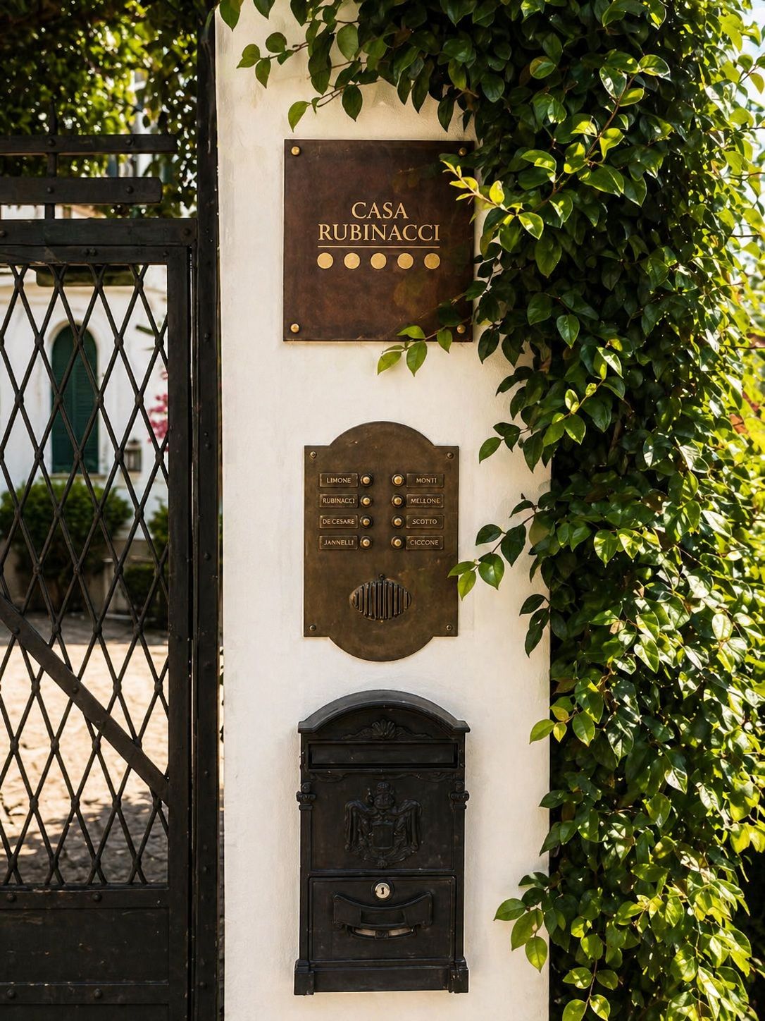 Ein an der Wand befestigtes Schild mit 'CASA RUBINACCI' und einem Schlüsselkartenleser darunter.