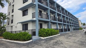A multi-story hotel with balconies, a parking area, and a clear sky. - Free Parking Beach Condo - Beach Terrace (Hollywood)