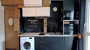 Private kitchen - Vrbo Property (Jonzac)