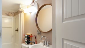 Een badkamer met toilet, wastafel en douche.