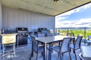 An outdoor patio with two barbecue grills, a table, and chairs. - El Emilio · Parking · Piscine et spa · 2 chambres (Quebec City)