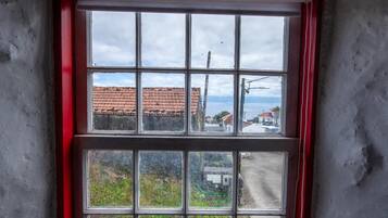 Ein Fenster mit Blick auf eine Straße und Gebäude.