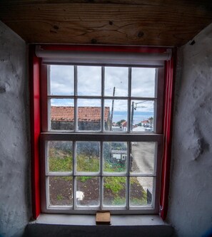 Una ventana con vista a una calle y edificios.