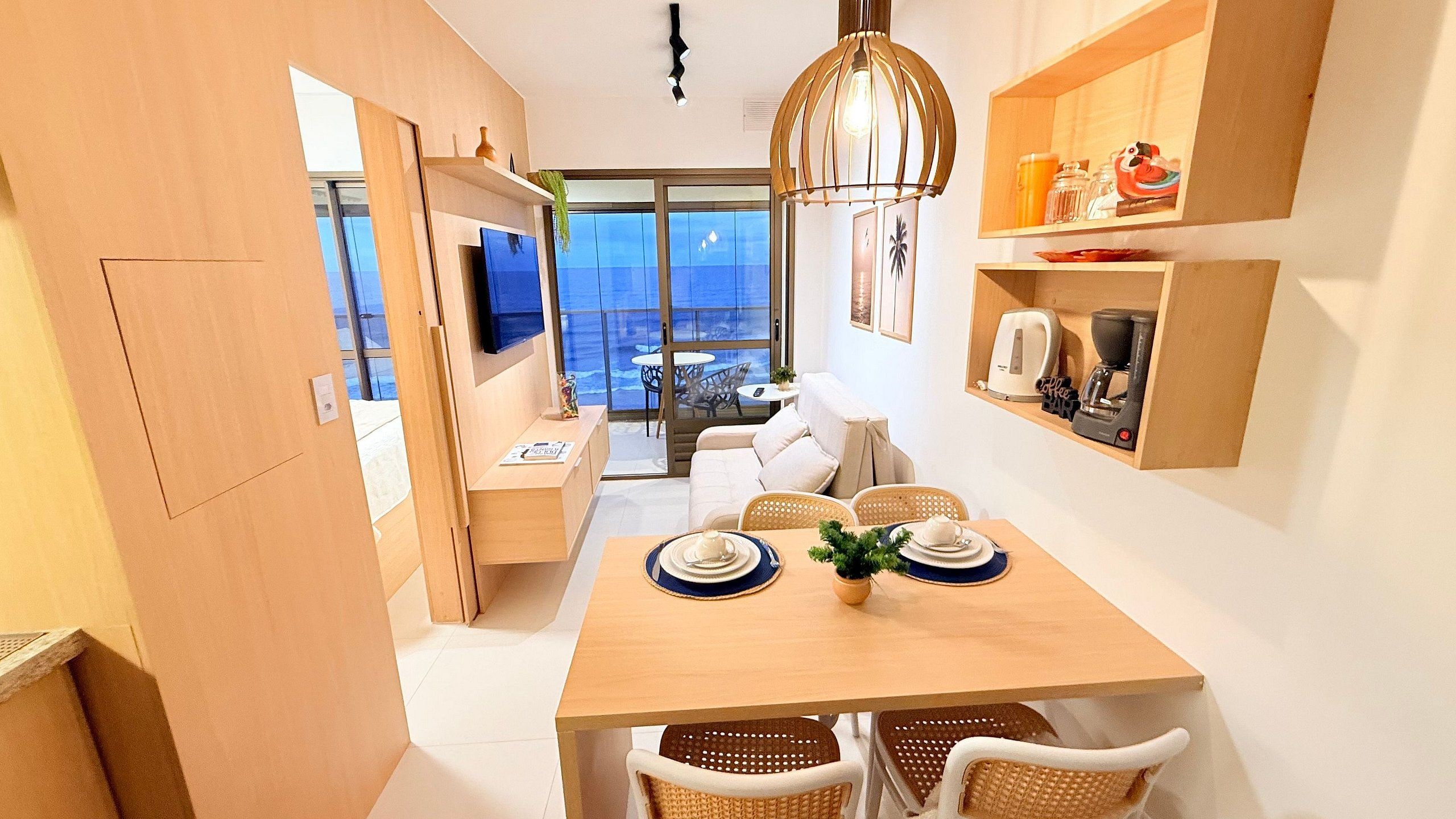 Una cocina moderna con comedor, armarios de madera y vistas al exterior.