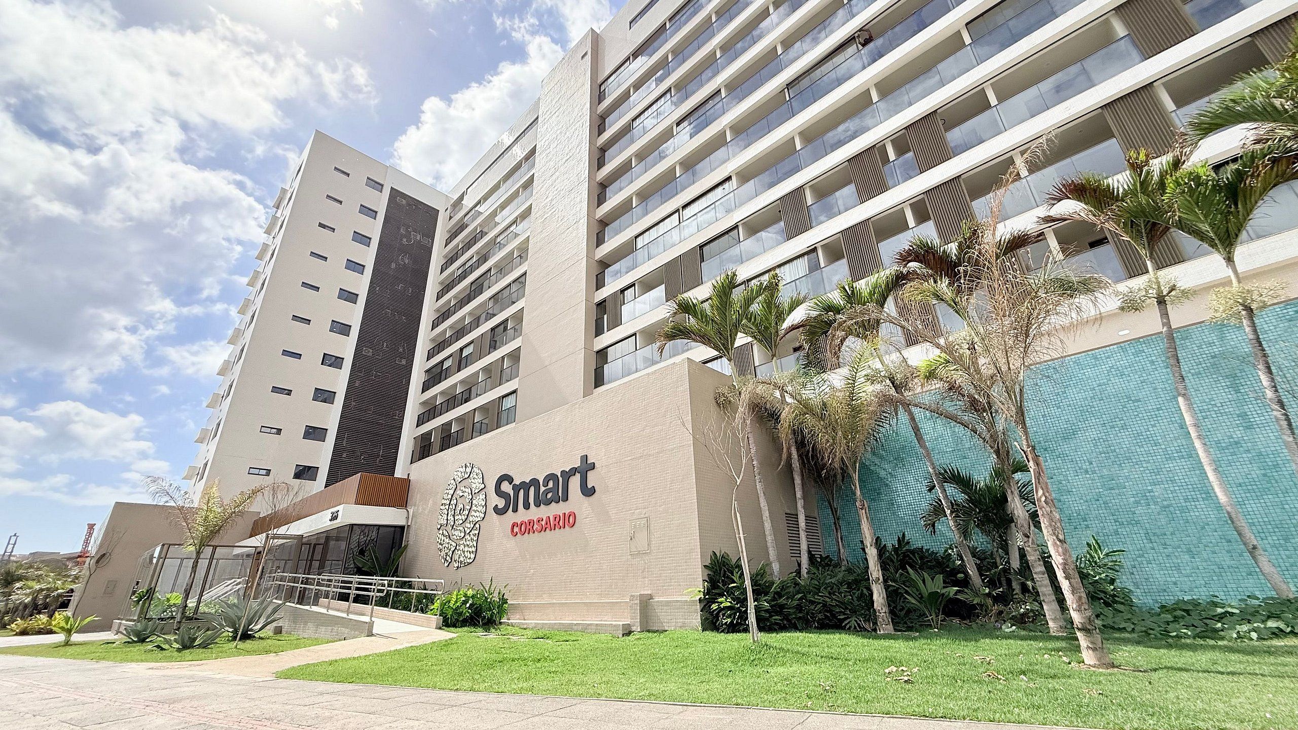 Um edifício moderno com uma placa que diz 'Smart Corsario'.