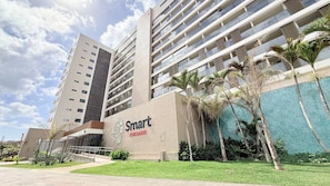 Un edificio moderno con un letrero que dice 'Smart Corsario'.