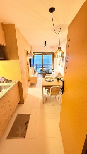 Una cocina moderna con comedor, ventanas amplias y vista al mar.
