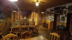 Ein Restaurant mit Holzvertäfelungen, einer langen Theke und einer Wand voller Fotos.