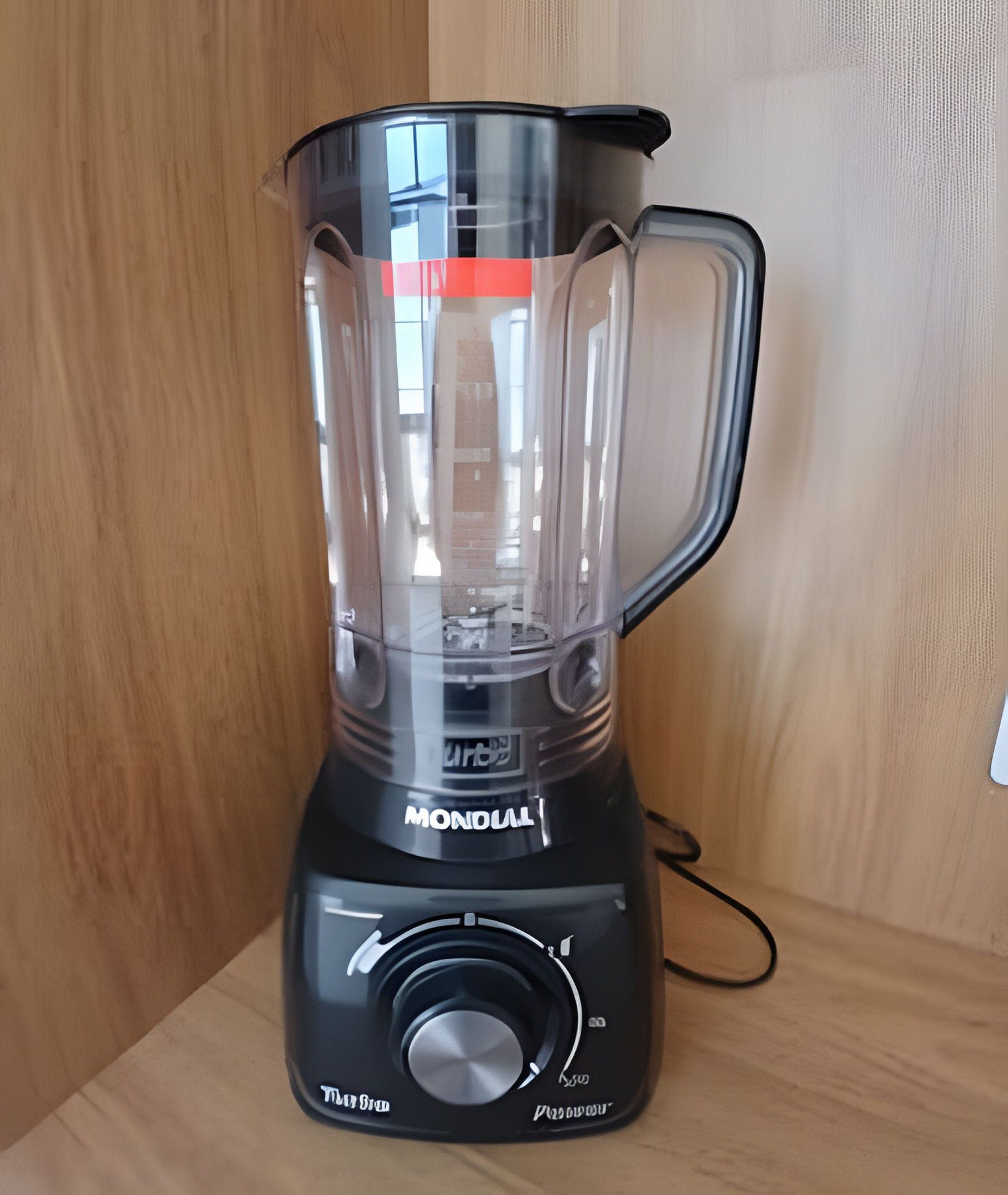 Una licuadora MONODAL con un recipiente transparente, un asa y una perilla de control.