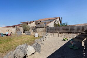 A rustic house with a stone facade, a wooden fence, and a clear blue sky. - Charming Winegrower's House with Lake View, Private Pool, and Wi-Fi (Guizengeard)