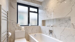 Bathroom - AC! Modern Flat, 5 mins from Angel - Pass the Keys (London)