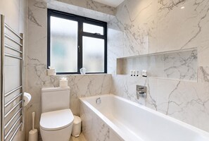 Bathroom - AC! Modern Flat, 5 mins from Angel - Pass the Keys (London)