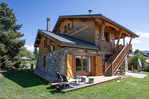 A two-story wooden house with a stone foundation, a wooden deck, and a staircase leading to the upper floor. - Hiona Lodge - magnifique chalet proche stations (Bolquère)