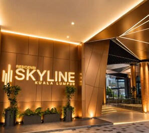 Ein moderner Hotel Eingang mit einem gut sichtbaren Schild für 'RESIDENSI SKYLINE Kuala Lumpur'.