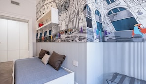 Ein Schlafzimmer mit einem Bett, Kissen, einem an der Wand befestigten Regal und einem großen Wandbild.