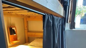 Rideaux occultants, fer et planche à repasser, Wi-Fi gratuit