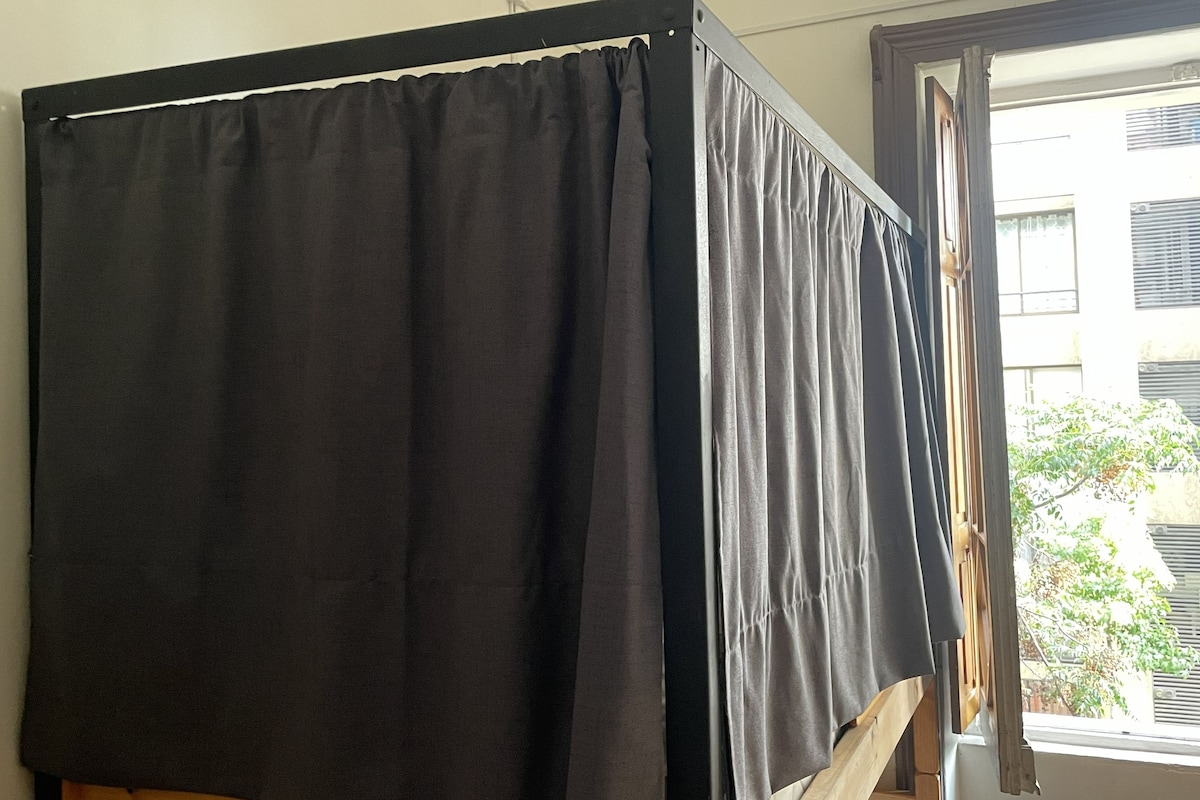 Cápsula en dormitorio mixto, con cortinas, 6 personas, vista a la ciudad | Vistas a la ciudad