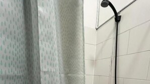 Douche, sèche-cheveux, serviettes fournies, savon