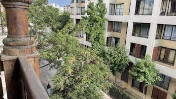 Um edifício residencial com várias andares, varandas e janelas.