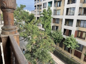 Un edificio residencial de varios pisos con balcones y ventanas.