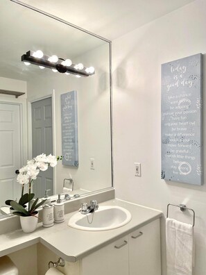 Bathroom - Vrbo Property (Montréal)