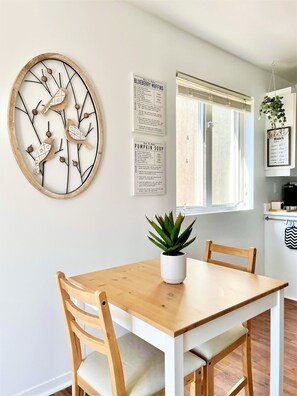 Dining - Vrbo Property (Montréal)