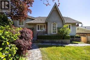 Exterior - Beautiful family home in sought after Dundarave location. (West Vancouver)