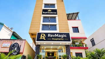 Un hotel llamado Royal Komfort Inn con un letrero de RevMagic Hospitality.