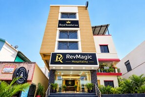 A hotel named Royal Komfort inn with a sign for RevMagic Hospitality. - Royal Komfort Inn By ReV-Kalyani Nagar (Pune)