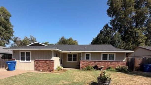 A single-story house with a front yard and a garage. - 4-bedroom estate with AC in lovely Enid (Enid)