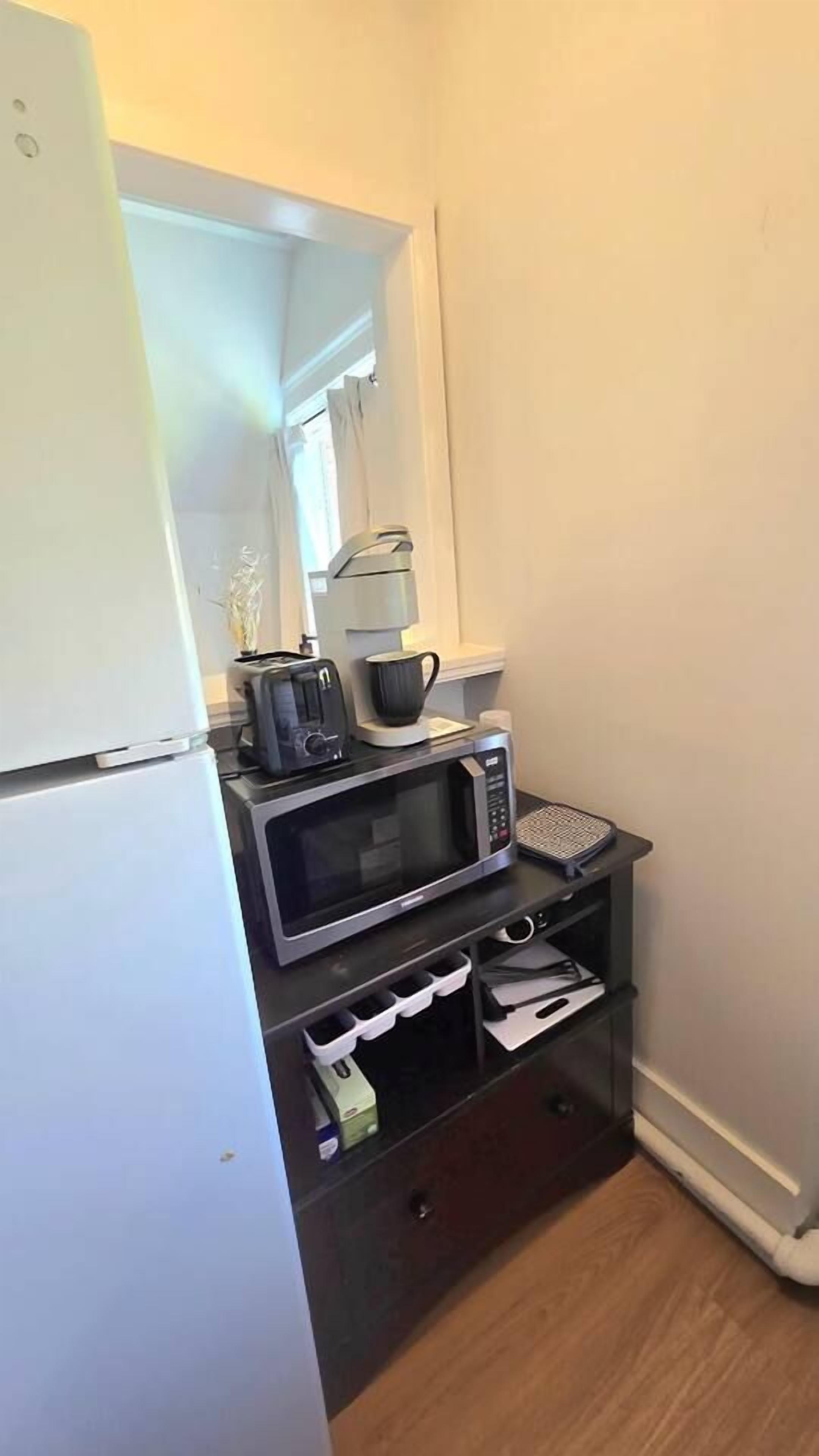 Coffee/tea maker, fridge, microwave, oven
