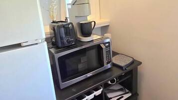 Coffee/tea maker, fridge, microwave, oven