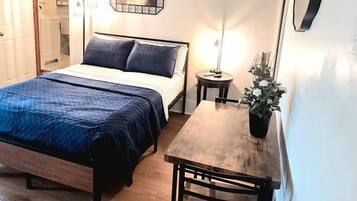 Desk, iron/ironing board, WiFi, bed sheets