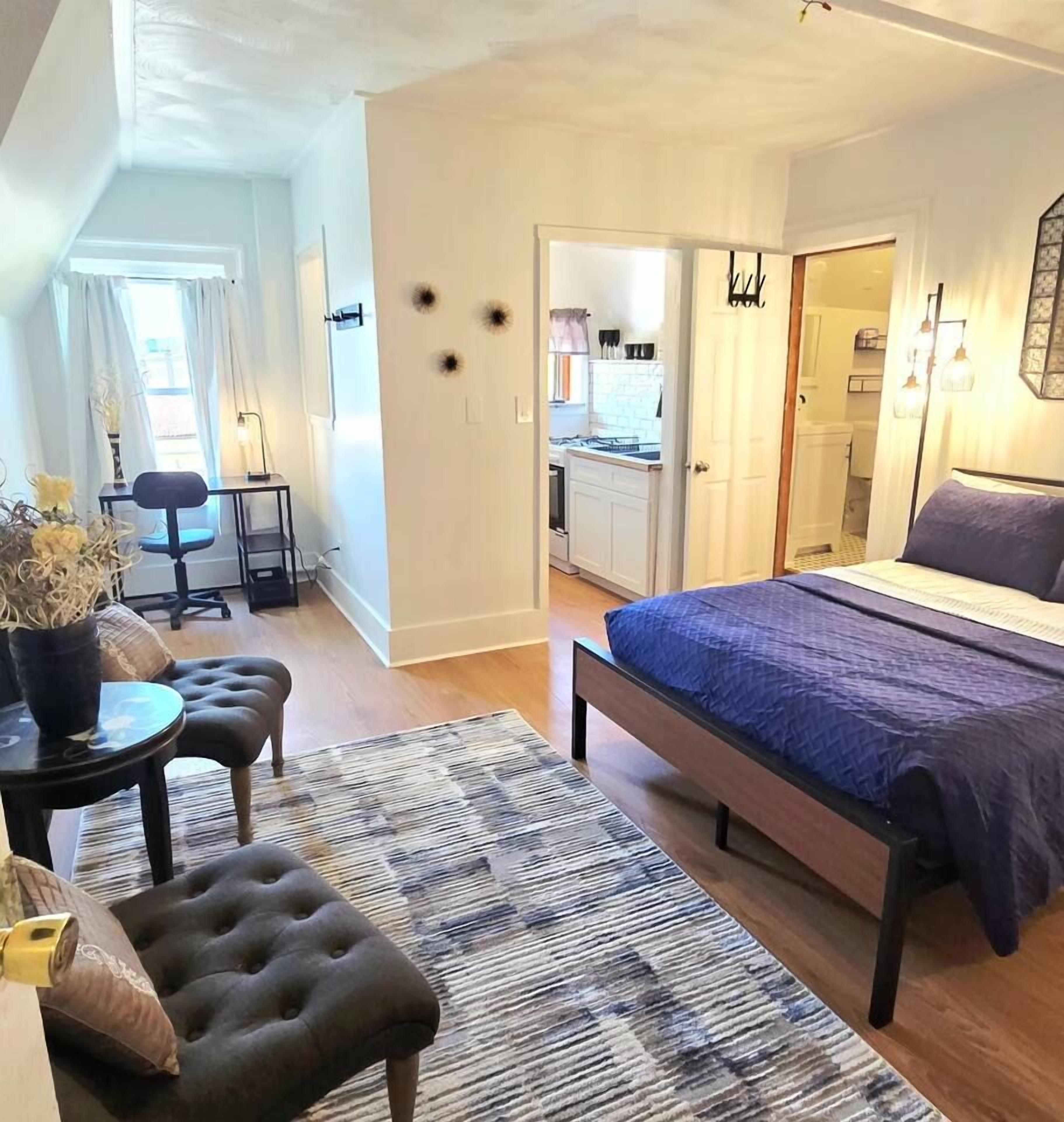 Desk, iron/ironing board, WiFi, bed sheets