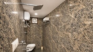 Deluxe-Dreibettzimmer, Bergblick | Badezimmer