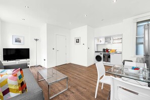 A modern apartment with a living room, a dining area, and a kitchen. - 3SH one bed flat sleeps 4 in Holborn (Greater London)